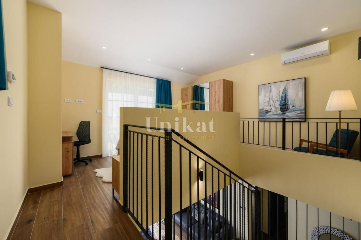 Vila z dvema stanovanjski enotama - pogled na morje